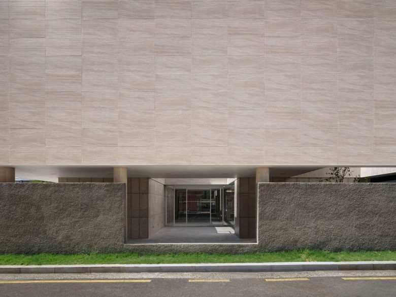 Вид на здание с улицы Oztile Showroom