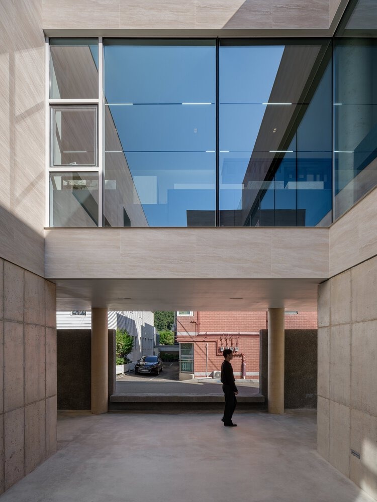 Вид на здание со двора Oztile Showroom