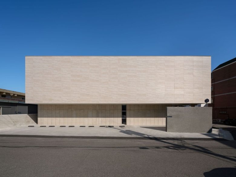 Вид на здание со стороны Oztile Showroom