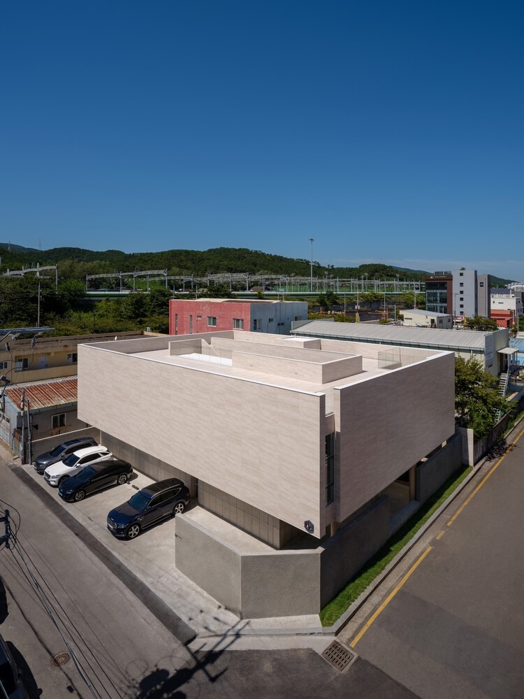 Вид на здание сверху Oztile Showroom