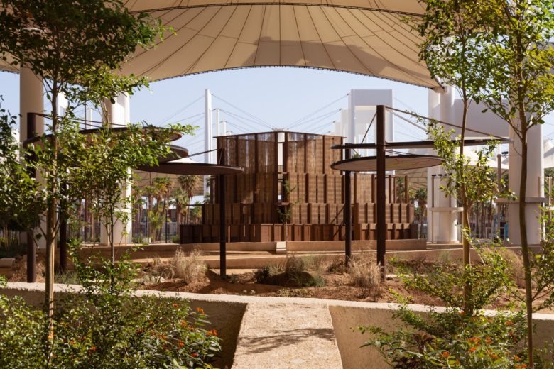 Вид с улицы дорожки AlMusalla – On Weaving