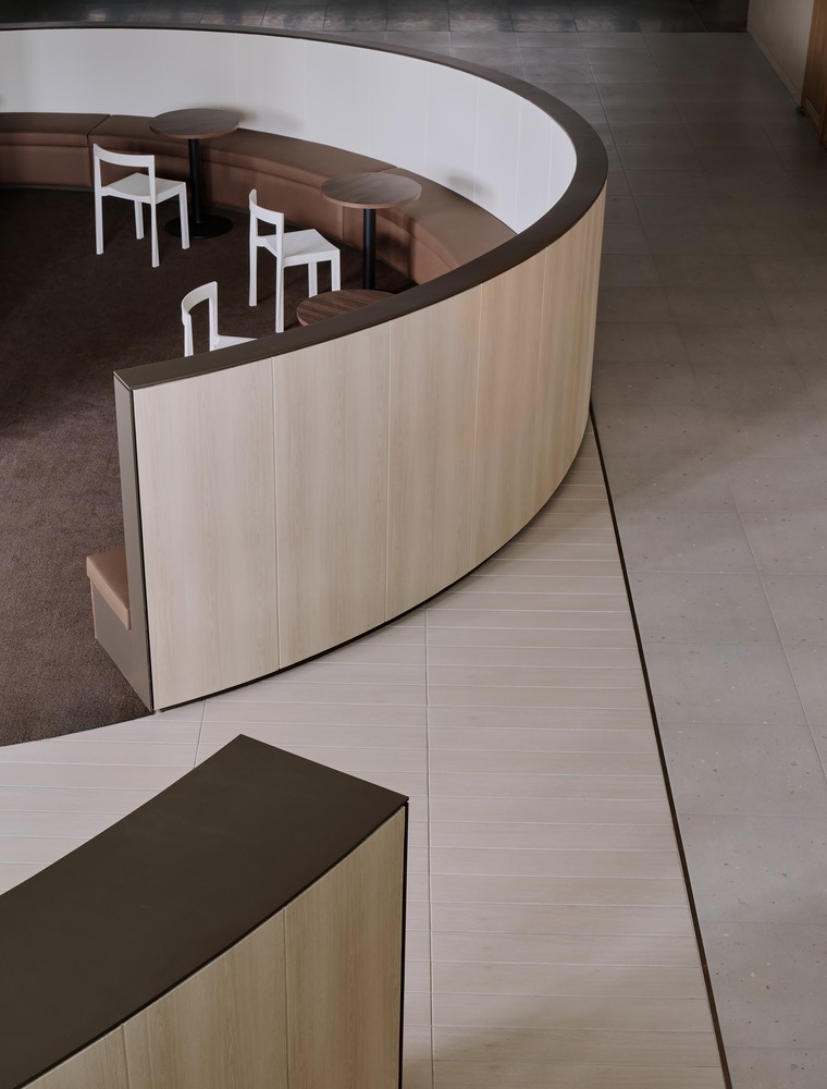 Вид сверху на изогнутую зону KEPCO Community Lounge