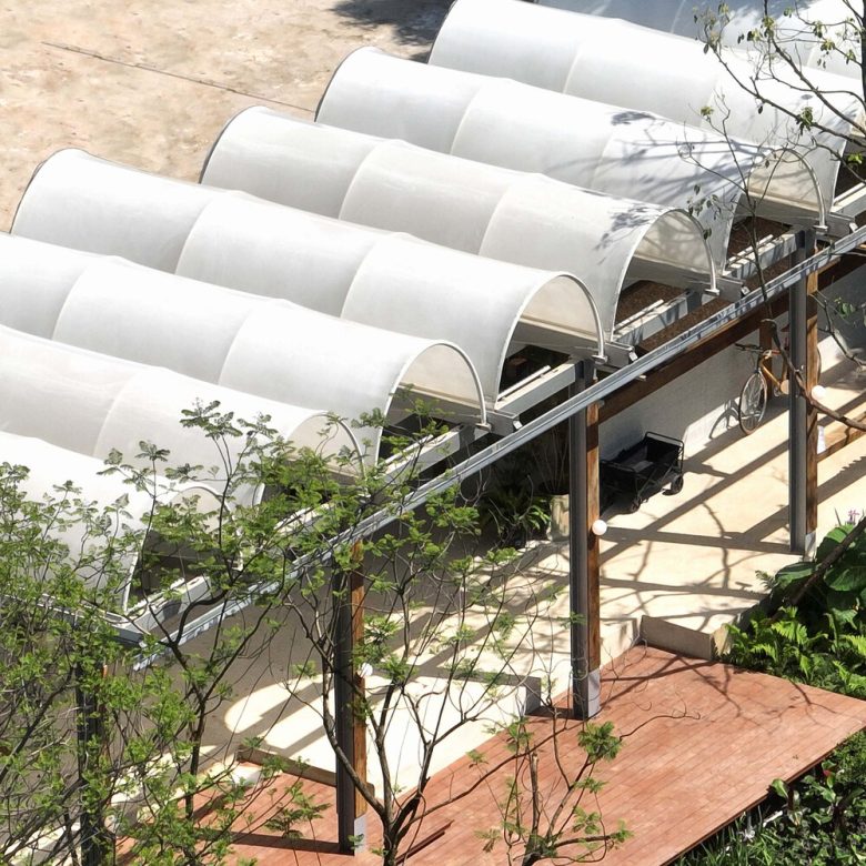 Вид сверху на навесы рынка KOKO