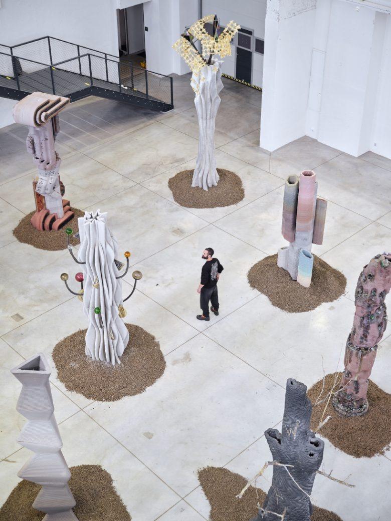 Вид сверху на скульптуры в выставочном зале The Virtues and Vices of Our Time installation