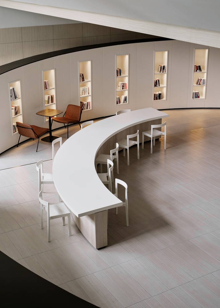 Вид сверху на стол и посадку KEPCO Community Lounge