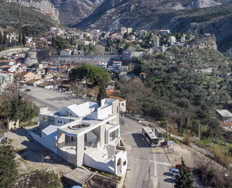 Вид сверху на здание House of Olives