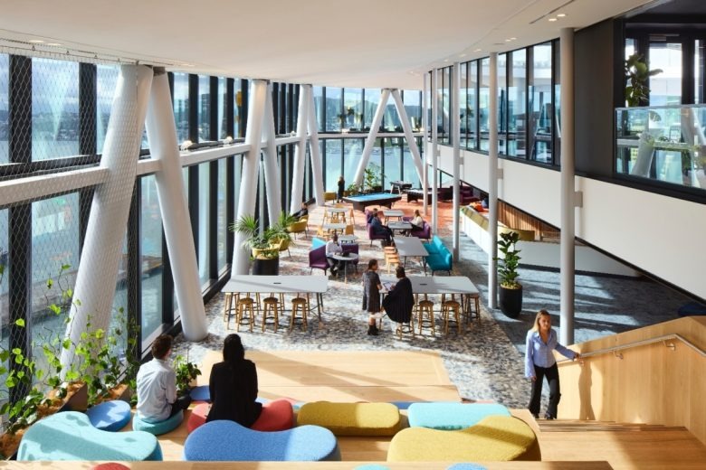 Вид сверху с летницы подиума BNZ-Offices