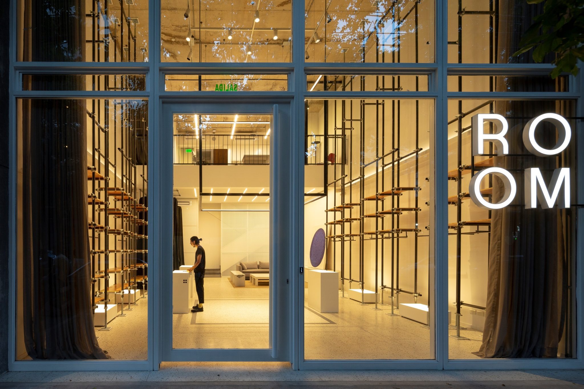 Витрина с логотипом ROOM