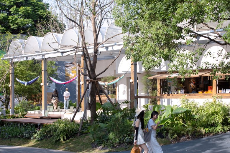 Внешний вид рынка KOKO с деревьями и павильонами