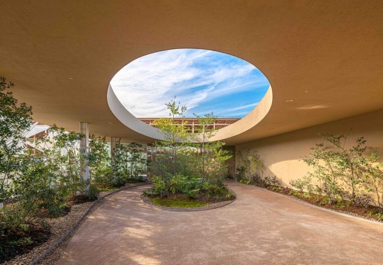 Внутренний двор павильона с круглым световым проемом Expo 2025 Osaka Women’s Pavilion in Collaboration with Cartier