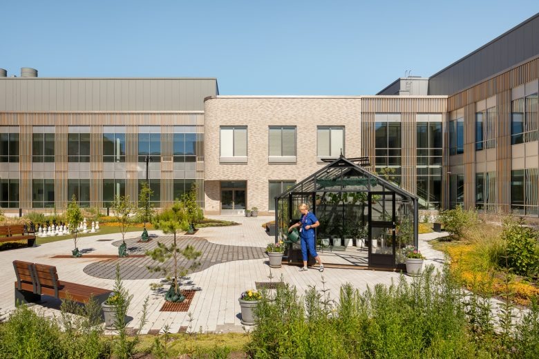 Внутренний двор с теплицей и озеленением Tampere Psychiatric Clinic