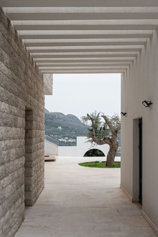 Выход на террасу House of Olives