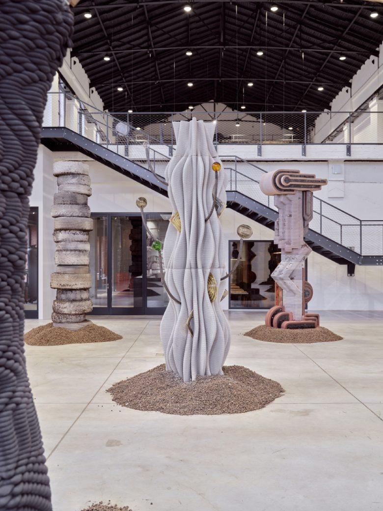 Высокая волнистая скульптура в центре зала The Virtues and Vices of Our Time installation