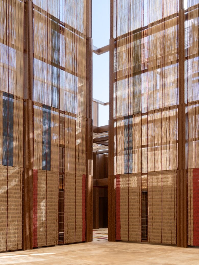 Высокие стены инсталляции AlMusalla – On Weaving