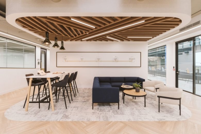 Высокий стол со стульями и зона отдыха Private Client Offices