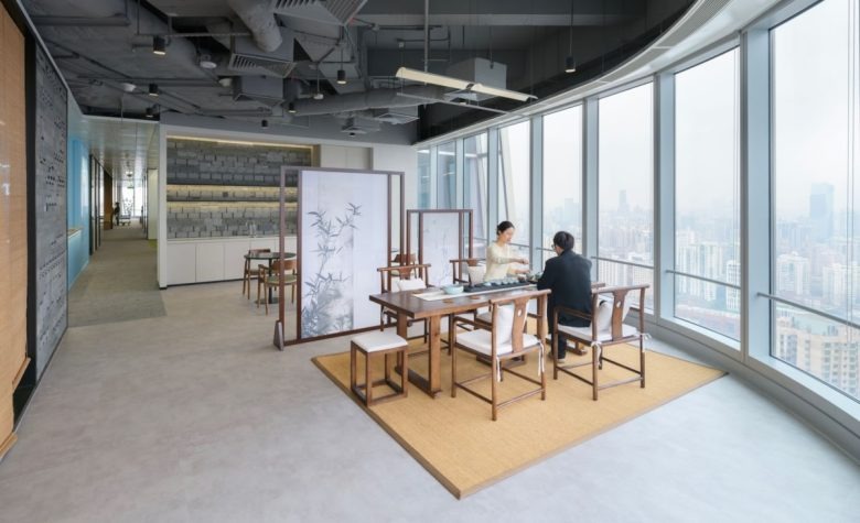 Высокий стол со стульями у окна Flexport offices