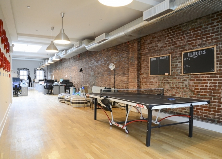 Игровая зона с теннисными столами в офисе компании We Are Social