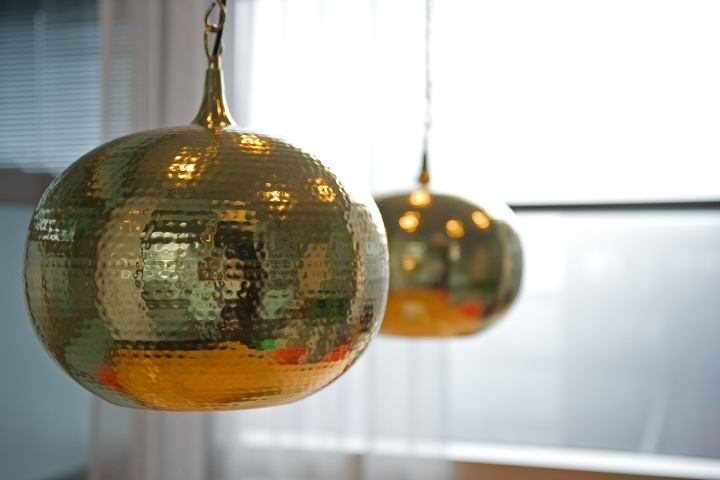 Креативные золотые люстры над столом в зале ожидания Spaarne Hospital в Нидерландах