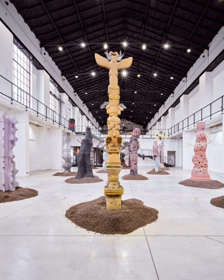 Зал с инсталляцией из скульптур The Virtues and Vices of Our Time installation