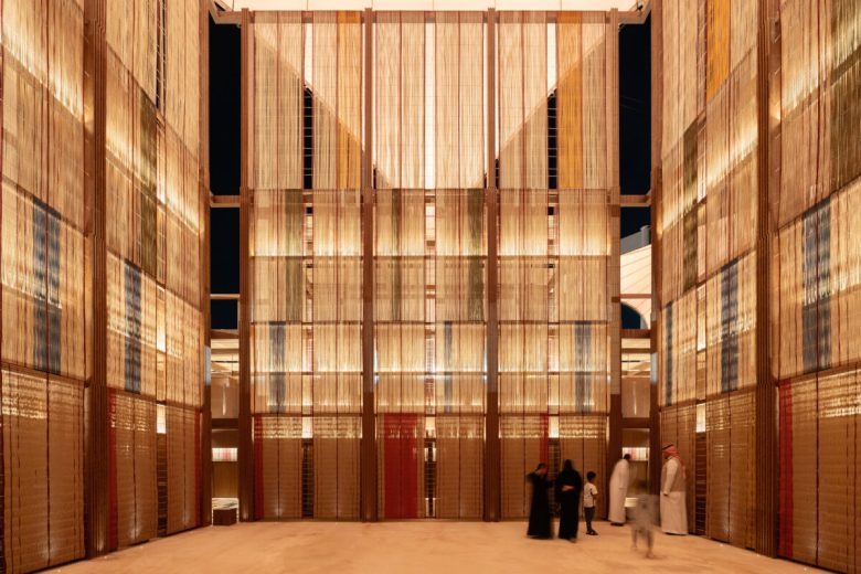 Зал с высокими стенами инсталляции AlMusalla – On Weaving