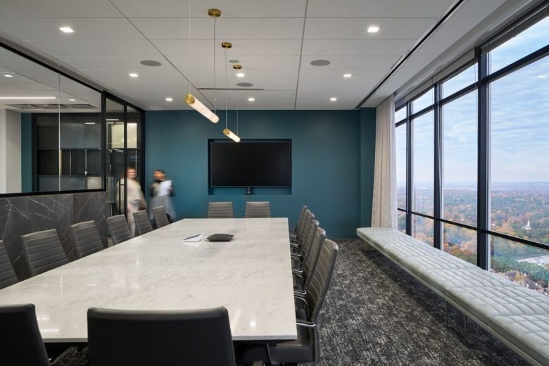 Зал совещаний с панорамным видом Barnes & Thornburg LLP Offices
