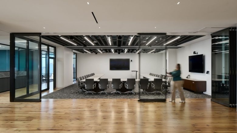 Зал совещаний со стеклянными стенами Barnes & Thornburg LLP Offices