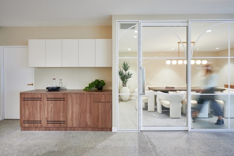 Зал совещаний за стеклянными стенами White Fox Offices