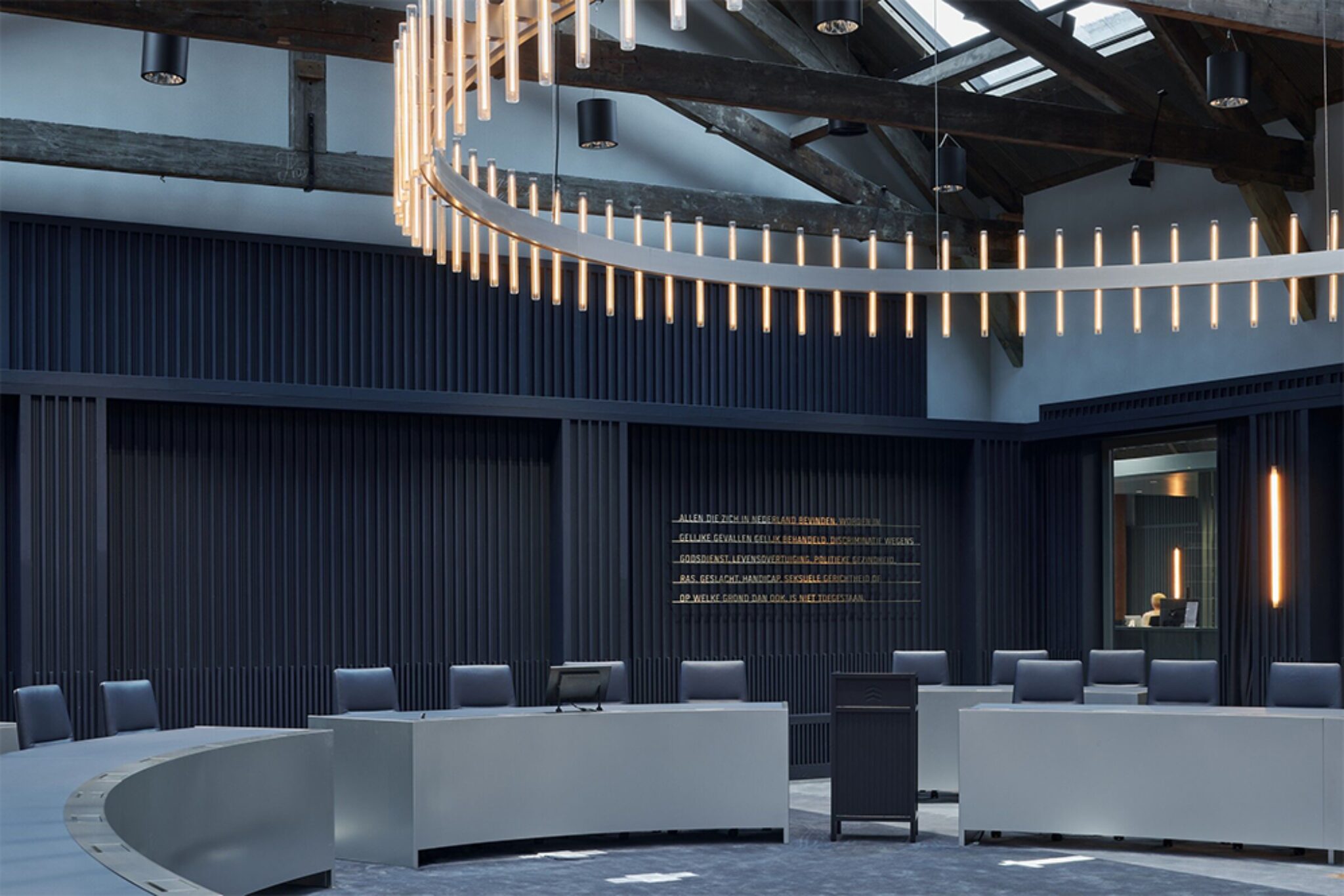 Зал заседаний с кольцевой люстрой Den Helder City Hall