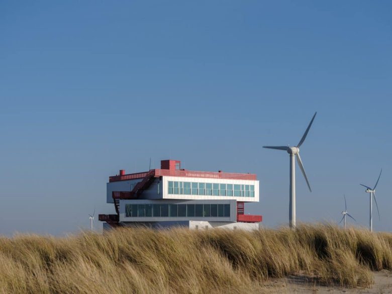 Здание Portlantis среди дюн