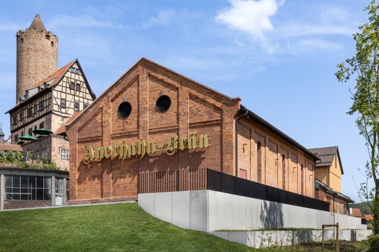 Здание с вывеской Cultural Area Hahnekiez