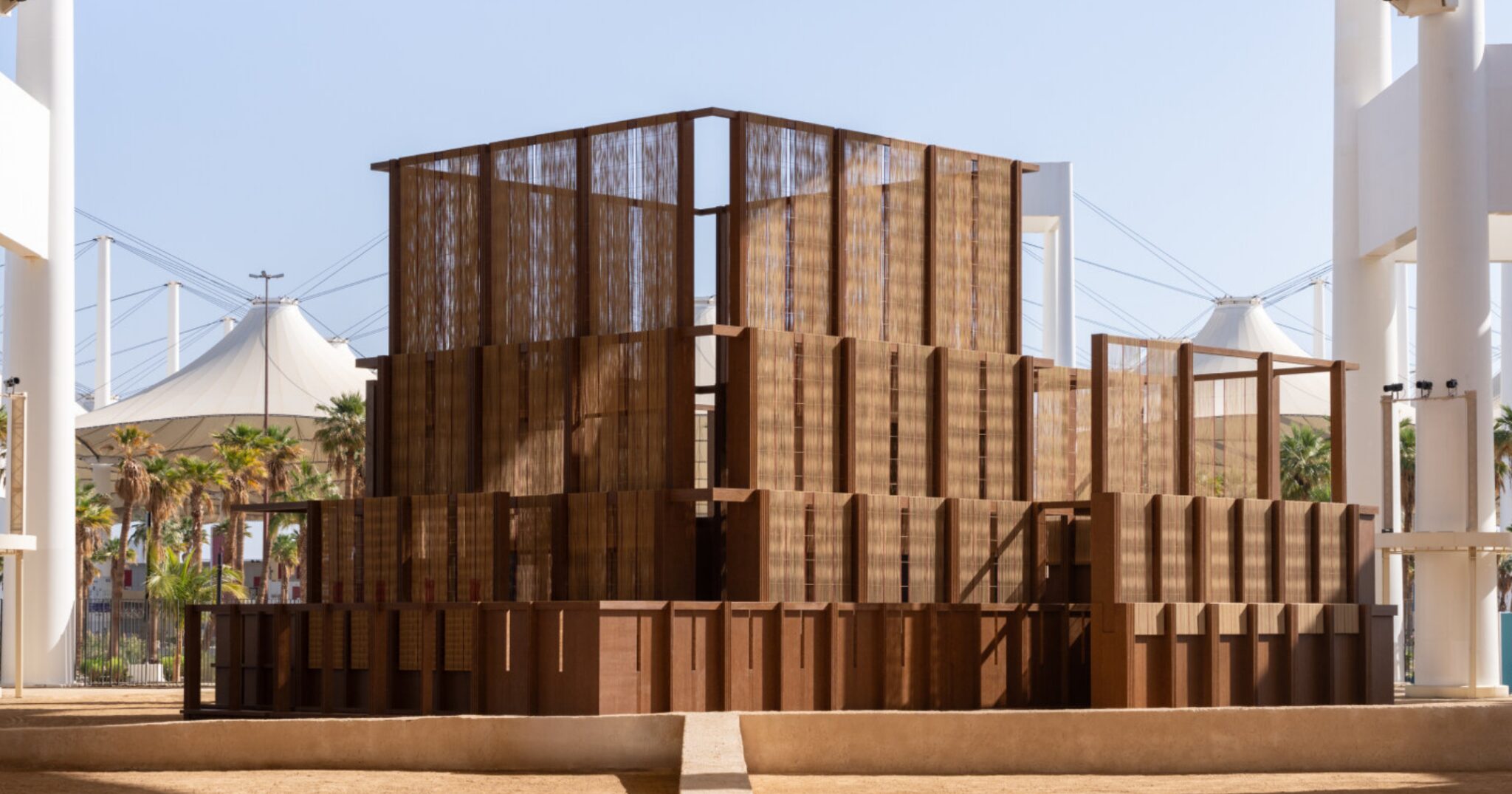 Здание вблизи AlMusalla – On Weaving