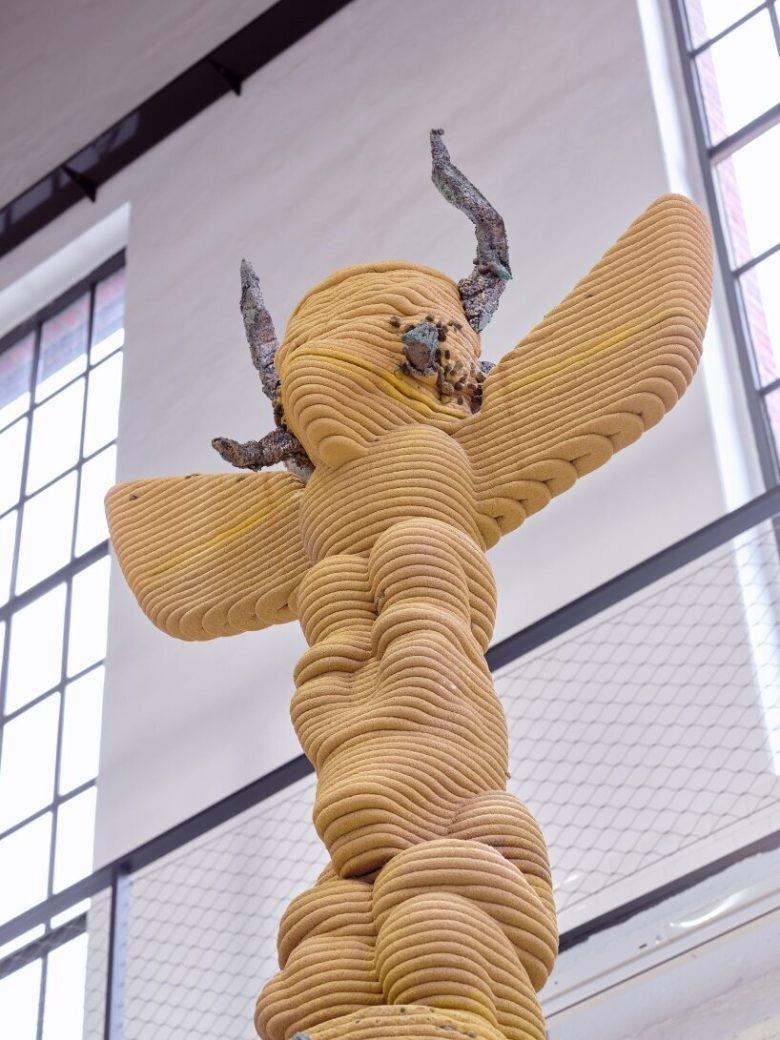 Золотая скульптура с крыльями крупный план The Virtues and Vices of Our Time installation