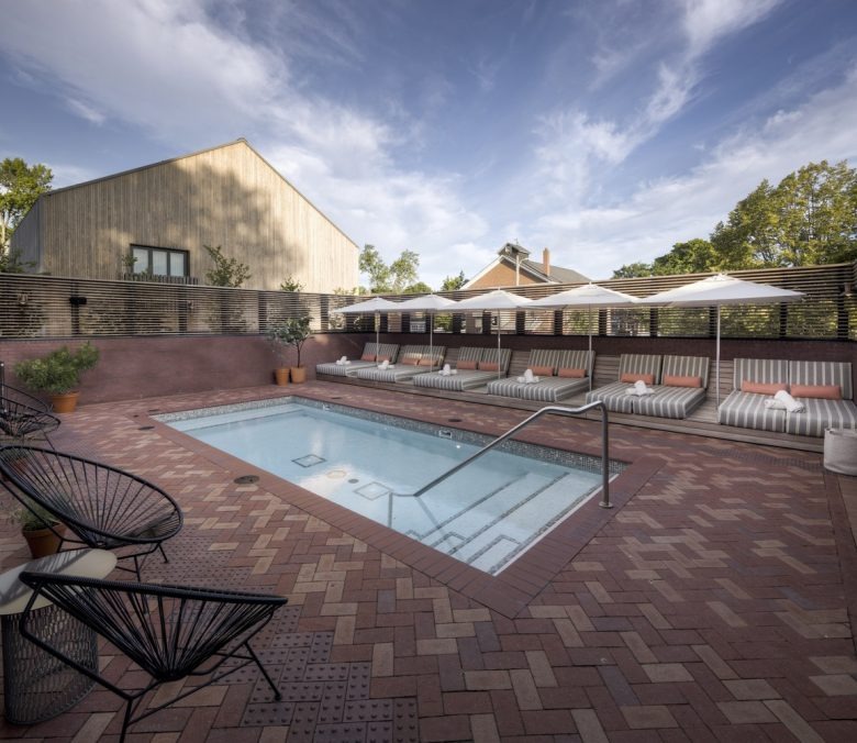 Зона бассейна с лежаками The Royal Hotel