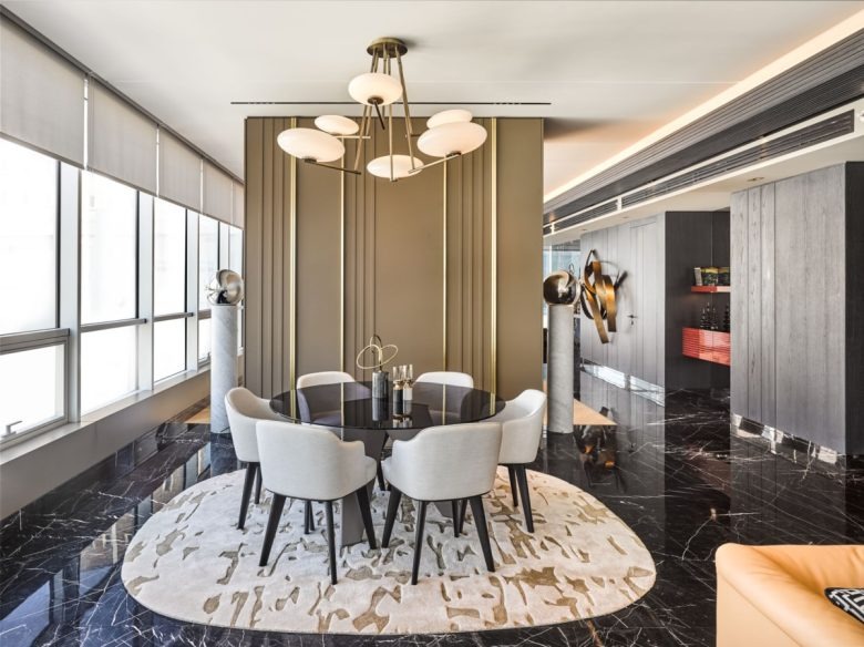 Зона для встреч с круглым столом и дизайнерской люстрой Ashan Yemek Offices