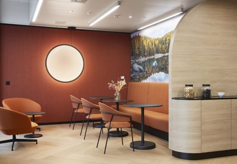 Зона кафе с диваном и столиками Confidential Reinsurance Company Offices