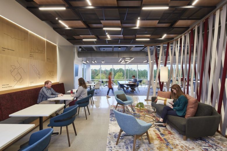 Зона коллаборации с банкеткой, диванами и диагональной перегородкой Office