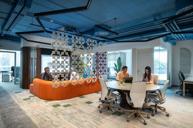 Зона коллаборации с перегородкой и мягкой мебелью Delight Showroom