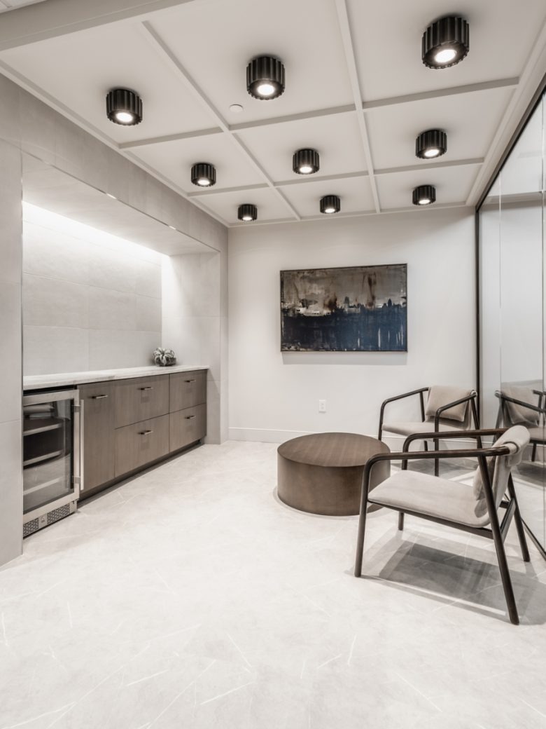 Зона кухни с креслами и столиками Old National Bank Offices