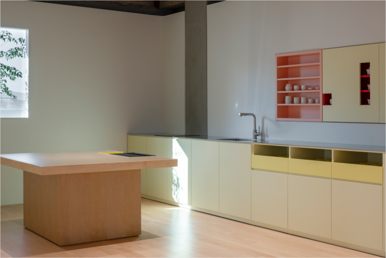 Зона кухни с квадратным столом SISO Yoga studio