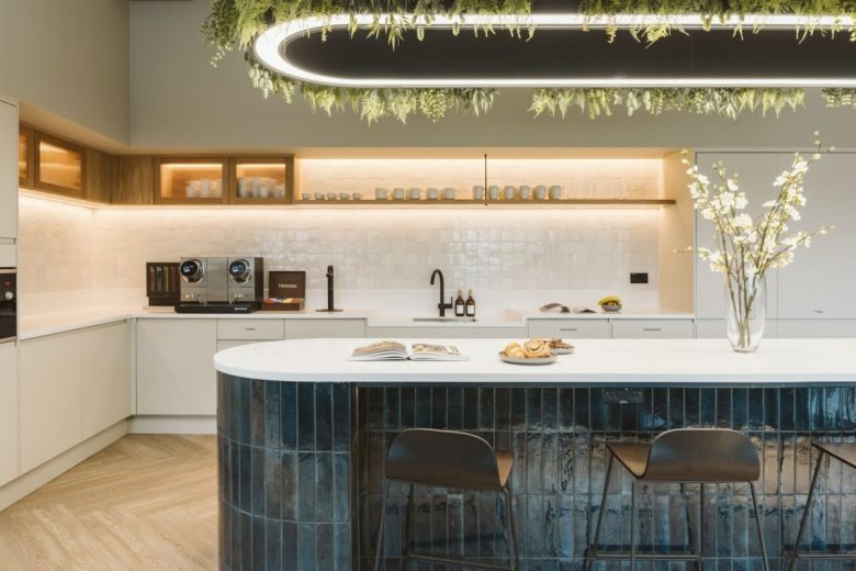 Зона кухни с овальным столом Private Client Offices