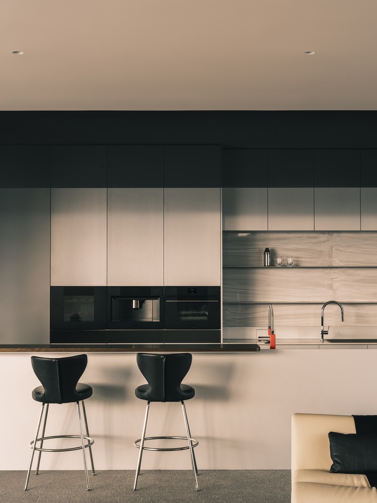 Зона кухни с высокими стульями Wangchao Center Office