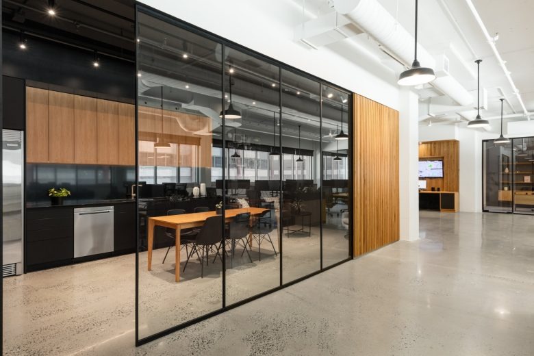 Зона кухни за стеклянной стеной TEC Energy office