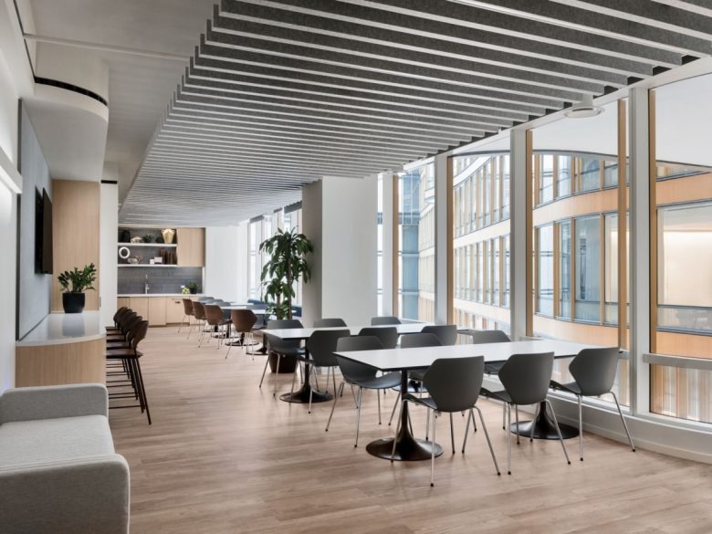 Зона отдыха и кафе у окна Private Equity Firm Offices