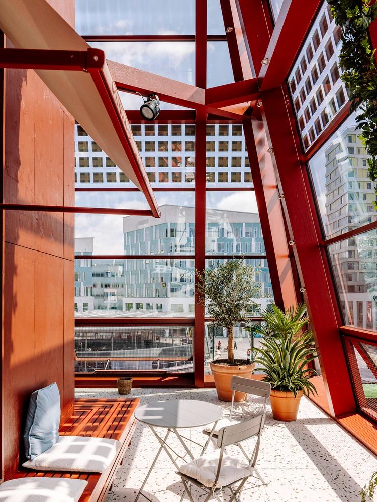 Зона отдыха на террасе с видом на город Fyrtornet High-Rise Building