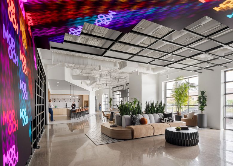 Зона отдыха офиса Moroch с декоративной подсветкой