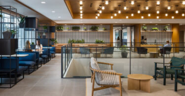 Зона отдыха офиса NAIC с зелёными акцентами