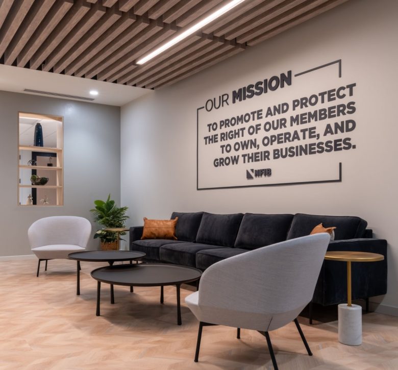 Зона отдыха офиса NFIB с диваном и креслами