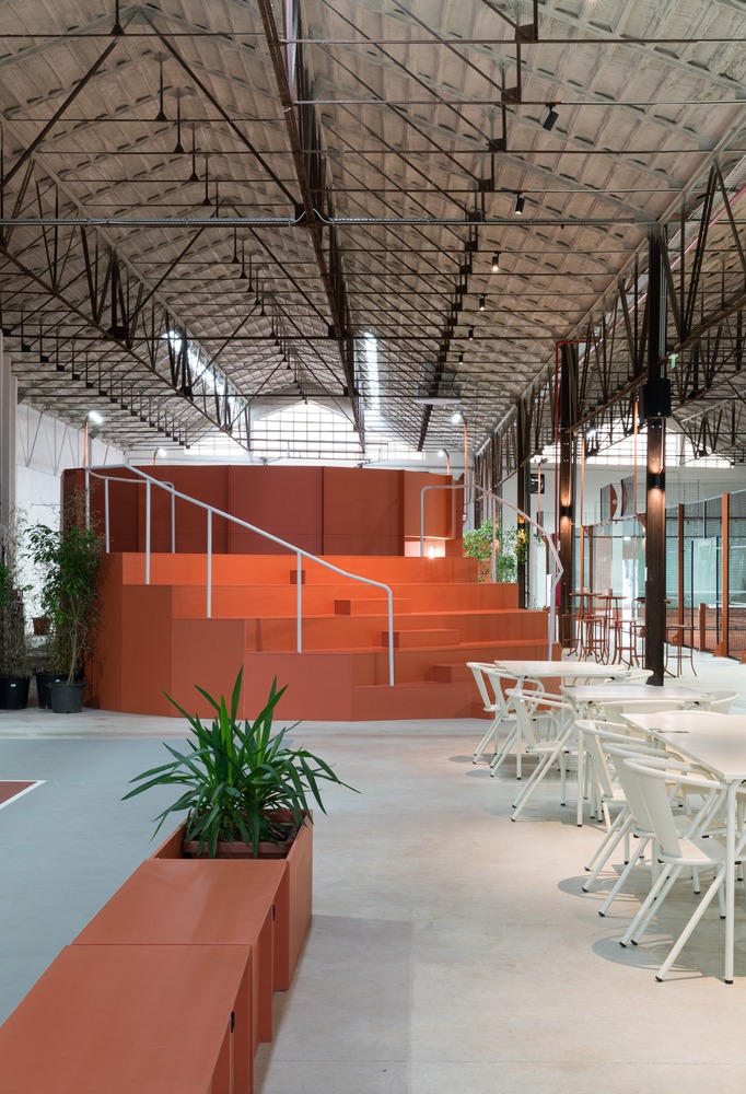 Зона отдыха с амфитеатром и посадочными местами Padel