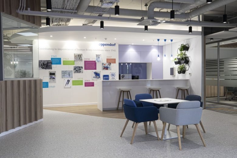 Зона отдыха с барной стойкой и креслами Eppendorf Offices