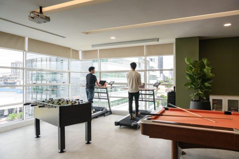 Зона отдыха с бильярдом и настольным футболом International pharmaceutical company offices